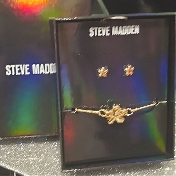 Steve Madden Flower Design Stud Earring & Adjustable Bracelet Set - Picture 4 of 7